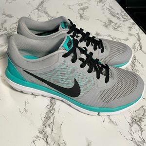 SOLD NEW Nike Women’s Flex Run Gray/Aqua size 8